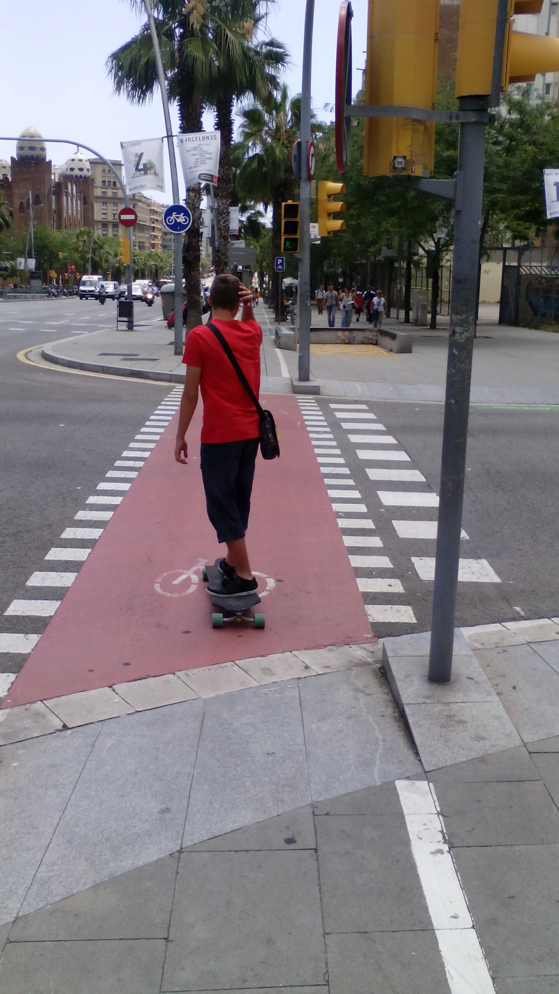Illustration for article titled Longboarddal Barcelonában